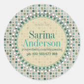 ティール（緑がかった色）の緑の水玉模様のラベルによるパターン ラウンドシール (正面)