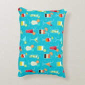 ティール（緑がかった色）の背景のカクテルパターン アクセントクッション (裏面(縦))