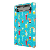 ティール（緑がかった色）の背景のカクテルパターン ミニクリップボード (アングル2)