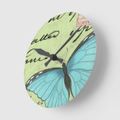 ティール(緑がかった色)の郵便はがきの青飛んだ蝶 ラウンド壁時計 (傾斜)