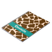 ティール(緑がかった色)の青いキリンのプリントの螺線形ノートジャーナル ノートブック (左側)