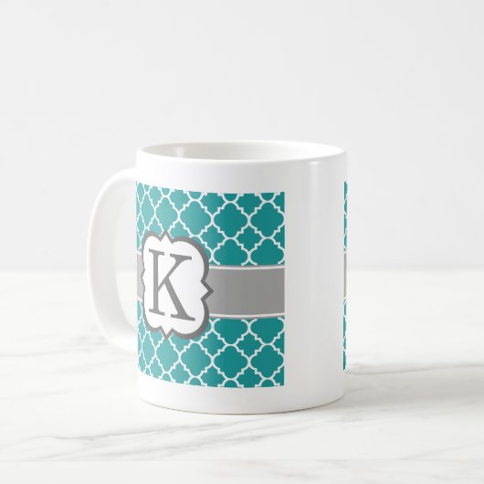 ティール（緑がかった色）の青いモノグラムの手紙Kのクローバー コーヒーマグカップ (正面左)