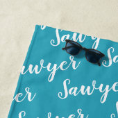 ティール（緑がかった色）の青い書パーソナライズされた道の繰り返し名 ビーチタオル (インサイチュ)