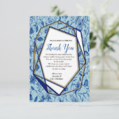 ティール(緑がかった色)の青い花の彫刻のテクスチャの背景 出欠カード (スタンド正面)