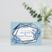 ティール(緑がかった色)の青い花の彫刻テクスチャード裏当て 案内ポストカード (スタンド正面)