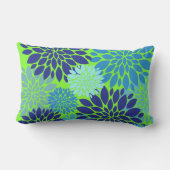 ティール(緑がかった色)の青およびライムグリーンの花の芸術の花柄 ランバークッション (裏面)