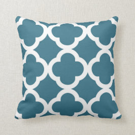 ティール(緑がかった色)の青および白の粋なクローバーパターン クッション