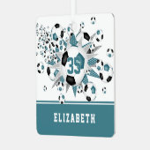 ティール(緑がかった色)の黒いサッカーボールが星をパーソナライズされた出す メタルオーナメント (正面左)