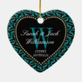 ティール（緑がかった色）の黒いハートの形のオーナメント セラミックオーナメント (裏面)