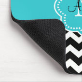 ティール(緑がかった色)の黒い点のシェブロンのパーソナライズなマウスパッド マウスパッド (コーナー)