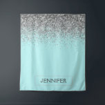 ティール（緑がかった色）アクアブルーシルバーグリッターガーリーモノグラム名 タペストリー<br><div class="desc">ティール（緑がかった色）アクアブルーとシルバースパークルグリッターモノグラム名とイニシャルタペストリー。これは、最高の甘い16歳の誕生日、結婚ブライダルシャワー、記念日、赤ちゃんシャワーまたはバチェロレッテギフトを作る誰かがグラームの豪華さとシックなスタイルを愛する。</div>