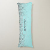 ティール(緑がかった色)アクアブルーシルバーグリッターガーリーモノグラム名 ボディピロー (正面縦)