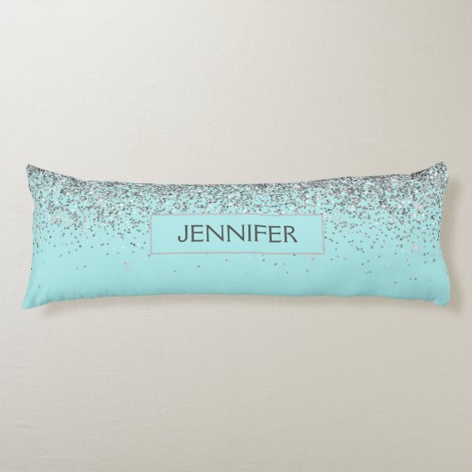 ティール(緑がかった色)アクアブルーシルバーグリッターガーリーモノグラム名 ボディピロー (正面)