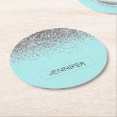 ティール(緑がかった色)アクアブルーシルバーグリッターガーリーモノグラム名 ラウンドペーパーコースター (アングル)
