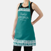 ティール（緑がかった色）エレガントの白い道具 – あなたの名前の台所 エプロン (インサイチュ)