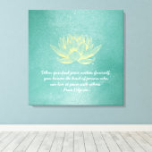 ティール(緑がかった色)エレガント金ゴールドロータスYOGA瞑想インストラクター キャンバスプリント (インサイチュ (ウッドフロア))
