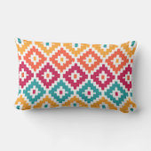 ティール（緑がかった色）オレンジトアステカリバルプリントイカットダイヤモンドパターン ランバークッション (裏面)