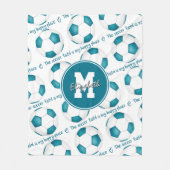 ティール(緑がかった色)ガーリーサッカー場は私の幸せな場所だ フリースブランケット (正面)