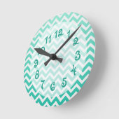 ティール(緑がかった色)グラデーションなシェブロン ラウンド壁時計 (傾斜)