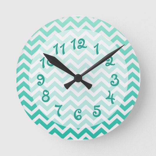 ティール(緑がかった色)グラデーションなシェブロン ラウンド壁時計 (正面)
