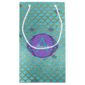 ティール(緑がかった色)グリーンとパープルマーメイドはかりで測モノグラムの スモールペーパーバッグ (裏面)