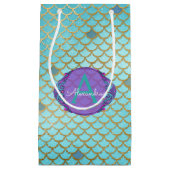 ティール(緑がかった色)グリーンとパープルマーメイドはかりで測モノグラムの スモールペーパーバッグ (正面)