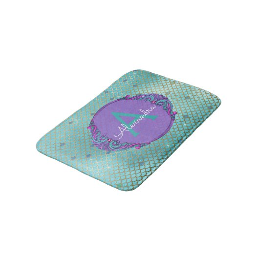 ティール（緑がかった色）グリーンとパープルマーメイドはかりで測モノグラムの バスマット (アングル)