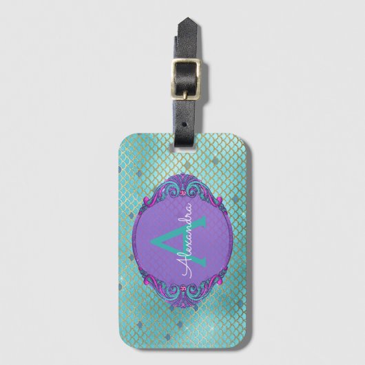 ティール（緑がかった色）グリーンとパープルマーメイドはかりで測モノグラムの ラゲッジタグ (正面縦)