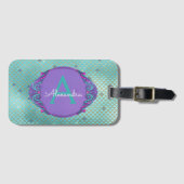 ティール（緑がかった色）グリーンとパープルマーメイドはかりで測モノグラムの ラゲッジタグ (正面横)