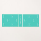 ティール(緑がかった色)グリーンホワイトモノグラムイニシャルパターン名 ヨガマット (正面(横))