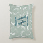 ティール(緑がかった色)グリーンボタニカルズ葉モノグラム アクセントクッション (正面(垂直))