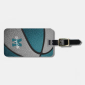 ティール（緑がかった色）グレーモノグラムのスポーツギフトバスケットボール ラゲッジタグ (正面横)