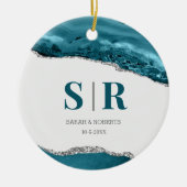 ティール（緑がかった色）ゲードアゲートカップルズモノグラムのクリスマス セラミックオーナメント (正面)