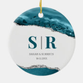 ティール(緑がかった色)ゲードアゲートカップルズモノグラムのクリスマス セラミックオーナメント (裏面)