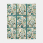 ティール（緑がかった色）コテージコアヴィンテージフローラキルトパターン フリースブランケット (正面)