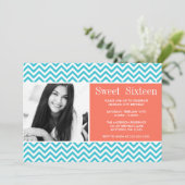 ティール（緑がかった色）コーラルシェブロンスイート16誕生日写真 招待状 (スタンド正面)