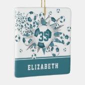 ティール（緑がかった色）サッカーボールが女の子を星にパーソナライズされたする セラミックオーナメント (右)