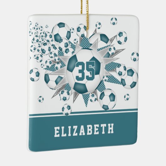 ティール（緑がかった色）サッカーボールが女の子を星にパーソナライズされたする セラミックオーナメント (右)