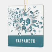 ティール（緑がかった色）サッカーボールが女の子を星にパーソナライズされたする セラミックオーナメント (左)