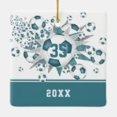 ティール（緑がかった色）サッカーボールが女の子を星にパーソナライズされたする セラミックオーナメント (裏面)