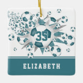 ティール（緑がかった色）サッカーボールが女の子を星にパーソナライズされたする セラミックオーナメント (正面)