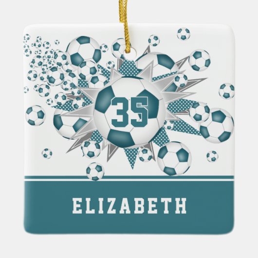 ティール（緑がかった色）サッカーボールが女の子を星にパーソナライズされたする セラミックオーナメント (正面)