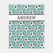 ティール(緑がかった色)サッカーボールパターンキッドボーイガールプレーヤー名 フリースブランケット (正面)
