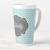 ティール(緑がかった色)シェブロンパーソナライズされたラテマグ カフェラテマグ (右アングル)