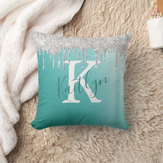 ティール（緑がかった色）シルバーグリッターブラシ仕上げ金属モノグラムスクリプト クッション (ブランケット)