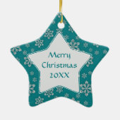 ティール（緑がかった色）シルバースノーフレーク写真テンプレートクリスマス セラミックオーナメント (裏面)