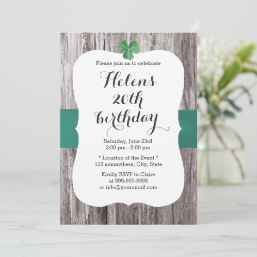 ティール(緑がかった色)シンプルシャムロックリボンウッドバースデーパーティー 招待状 (スタンド正面)