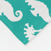 ティール(緑がかった色)シーホースパターン1 フリースブランケット (角)