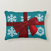 ティール(緑がかった色)スノーフレークモノグラムレッドボウクリスマスホリデー アクセントクッション (正面)