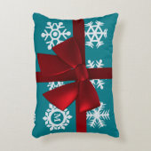 ティール(緑がかった色)スノーフレークモノグラムレッドボウクリスマスホリデー アクセントクッション (正面(垂直))